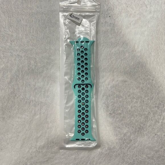 NWOT Apple Watch sports band (42/44) - Picture 3 of 3